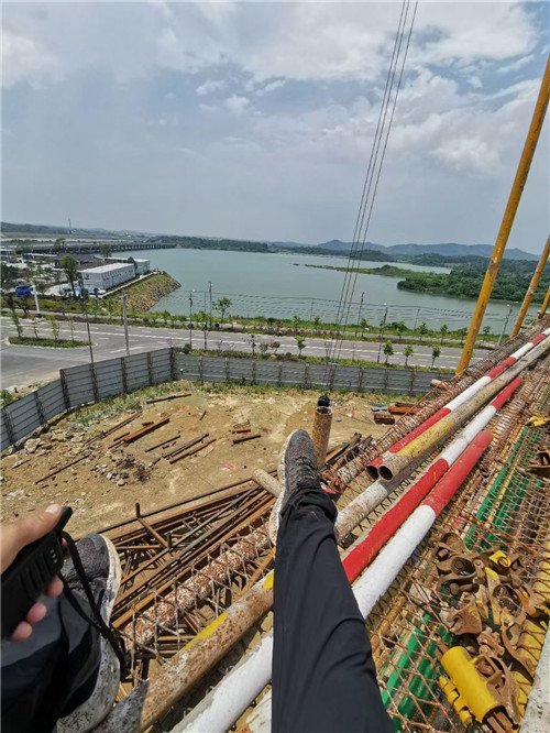 石阡县作业中发生设备损坏或人员意外，责任怎么划分？