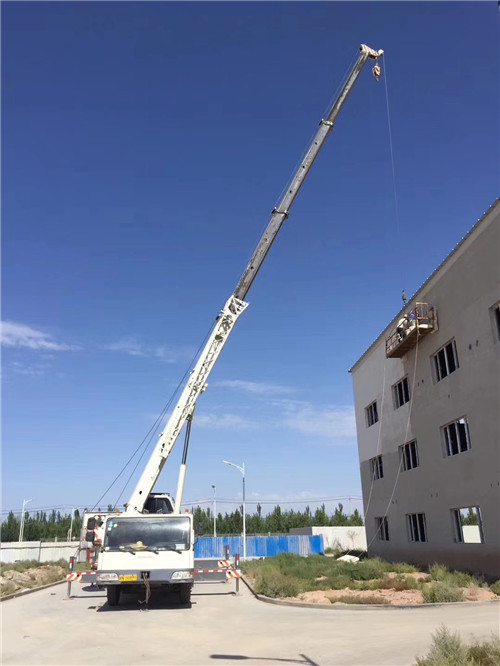 石阡县“轻装强干”—— 吊车的 “轻量化臂架” 技术